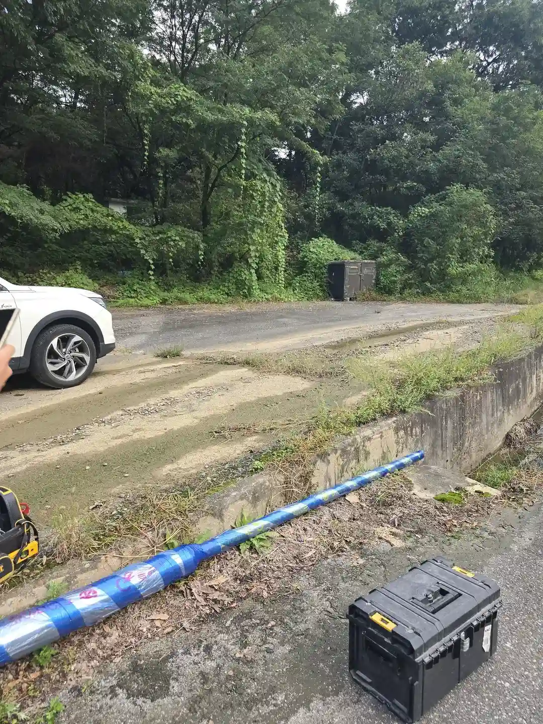 잡초 무성한 공터, 전선관 배선 작업 준비 현장