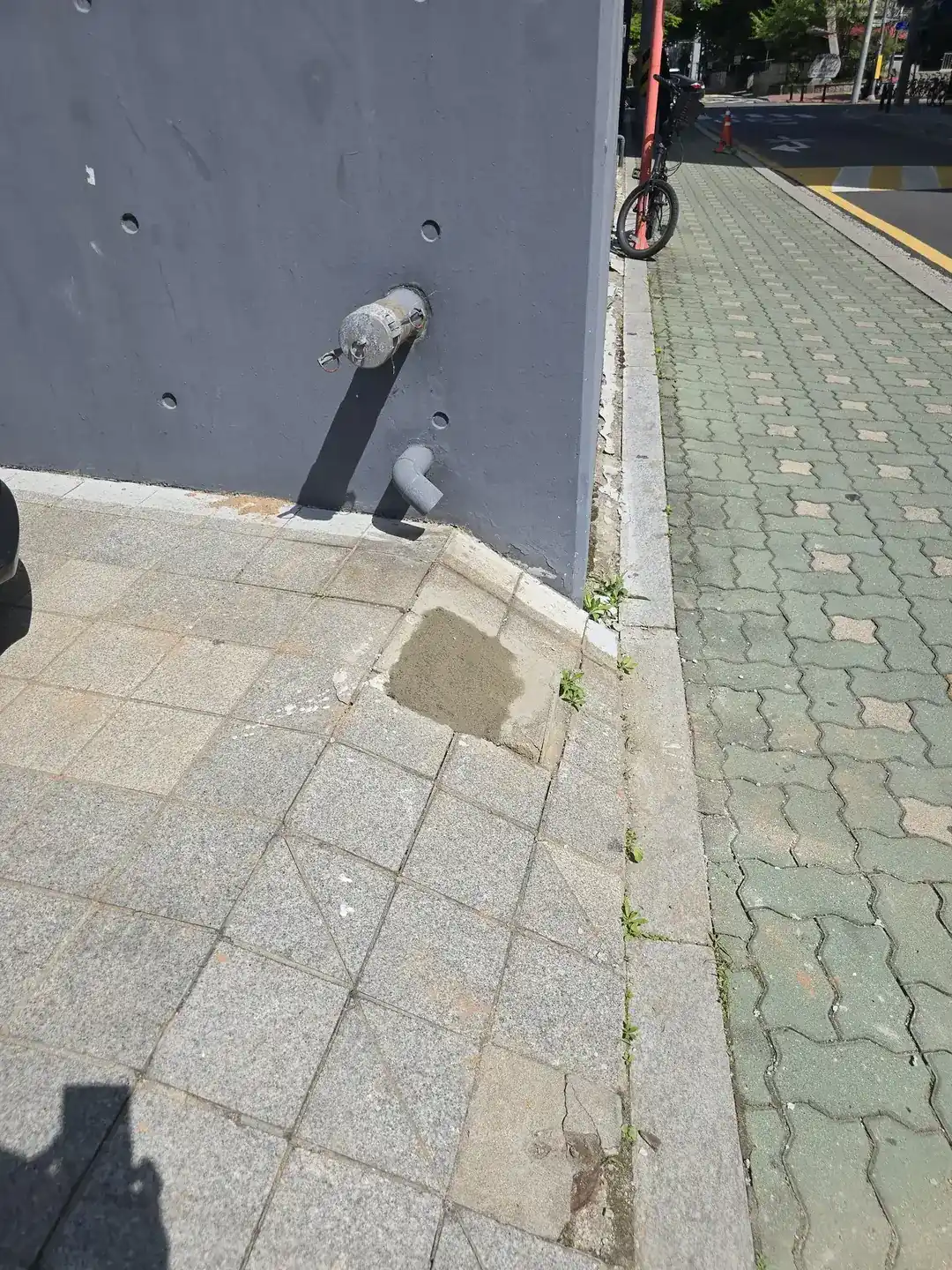 강남 위험 기둥 철거 후 정리된 벽면