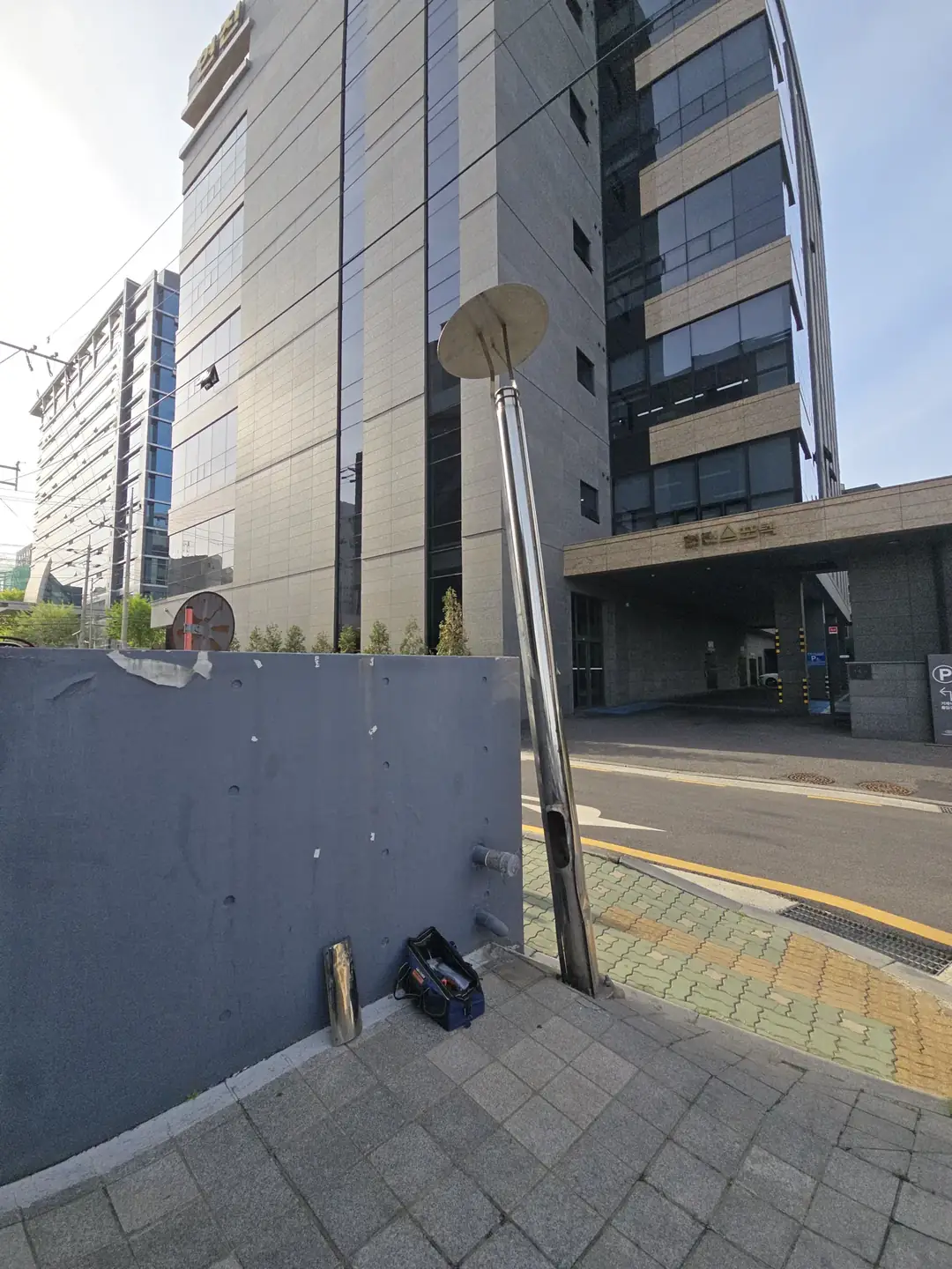 강남 건물 외벽 앞 기울어진 위험 기둥