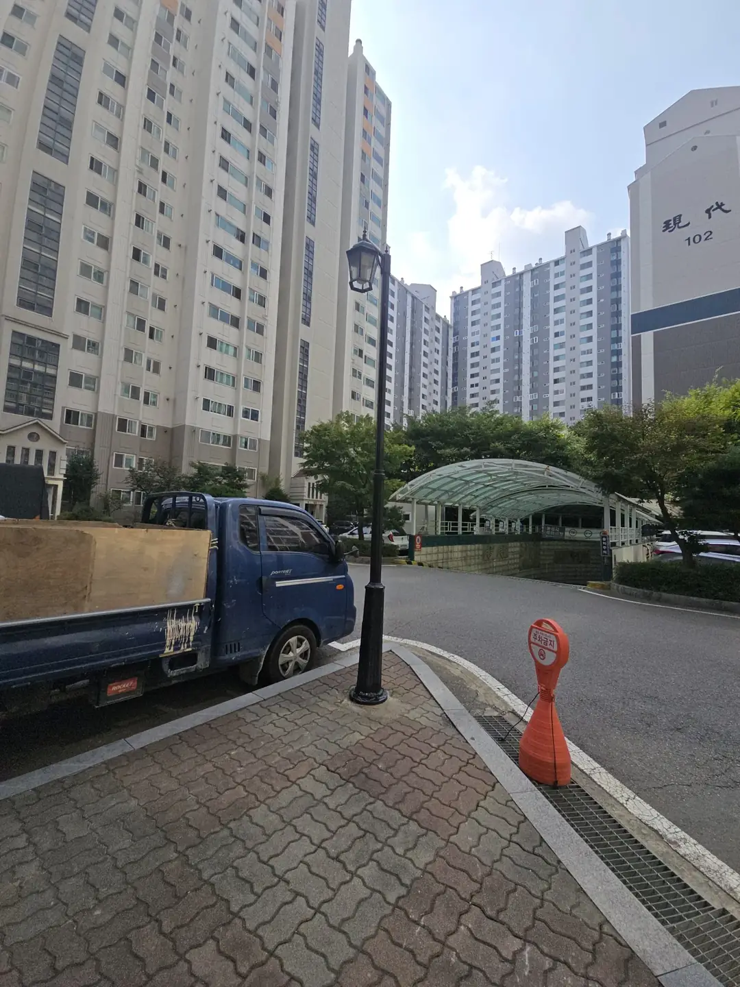 아파트 단지 내부 도로 완료 가로등