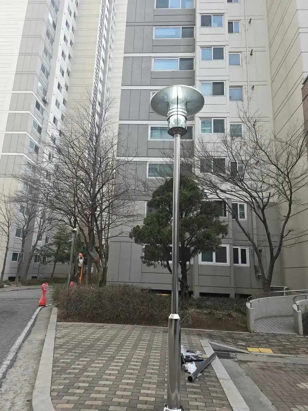 아파트 단지 보행로 교체 완료 가로등