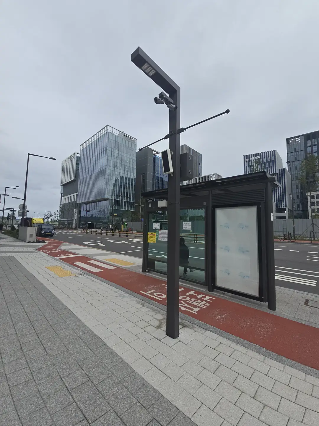 강남 역세권 광장 각진 디자인 가로등