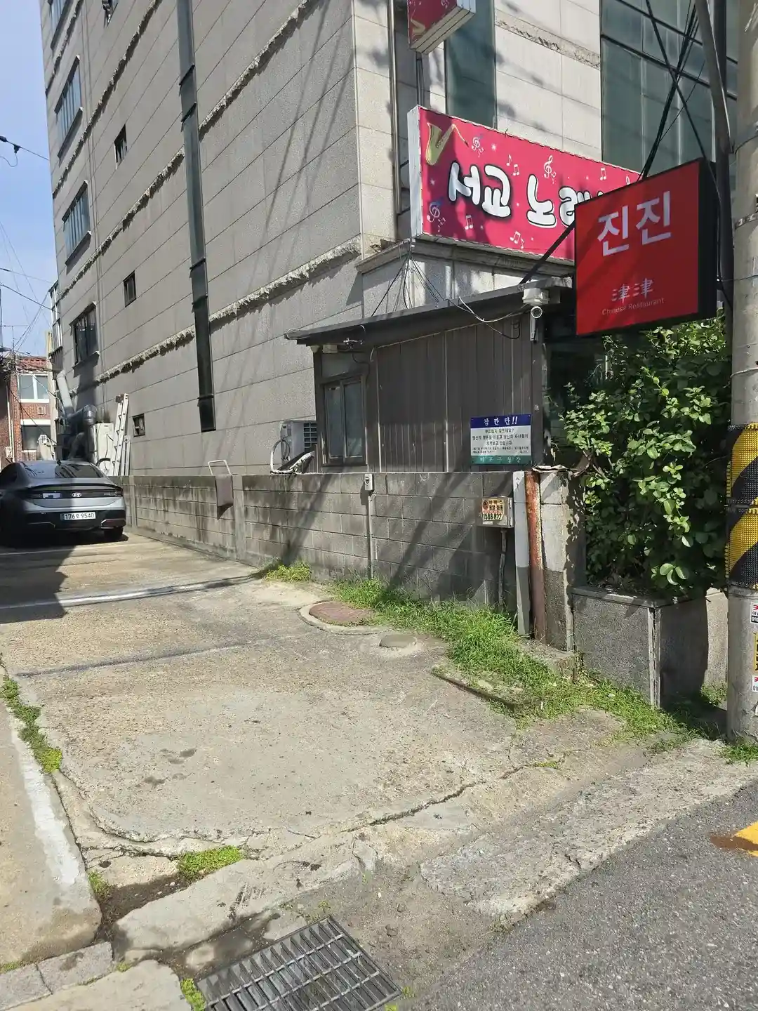 골목 전신주, 안전테이프 점검 표시