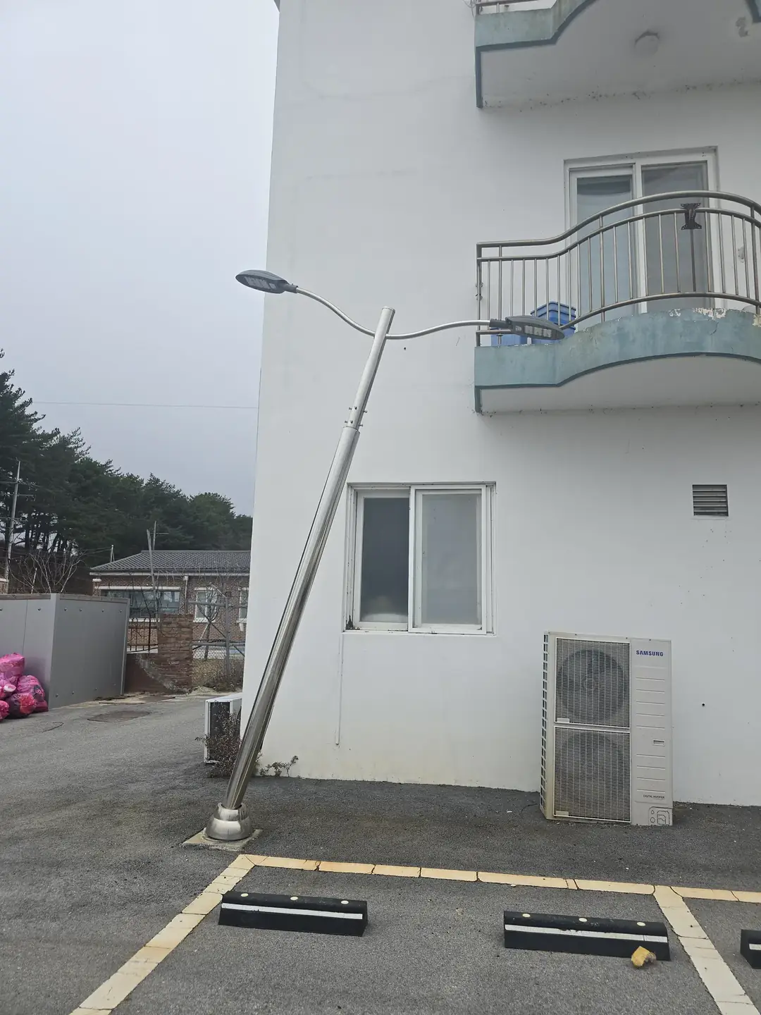 성남 건물 외벽에 기댄 기울어진 위험 기둥