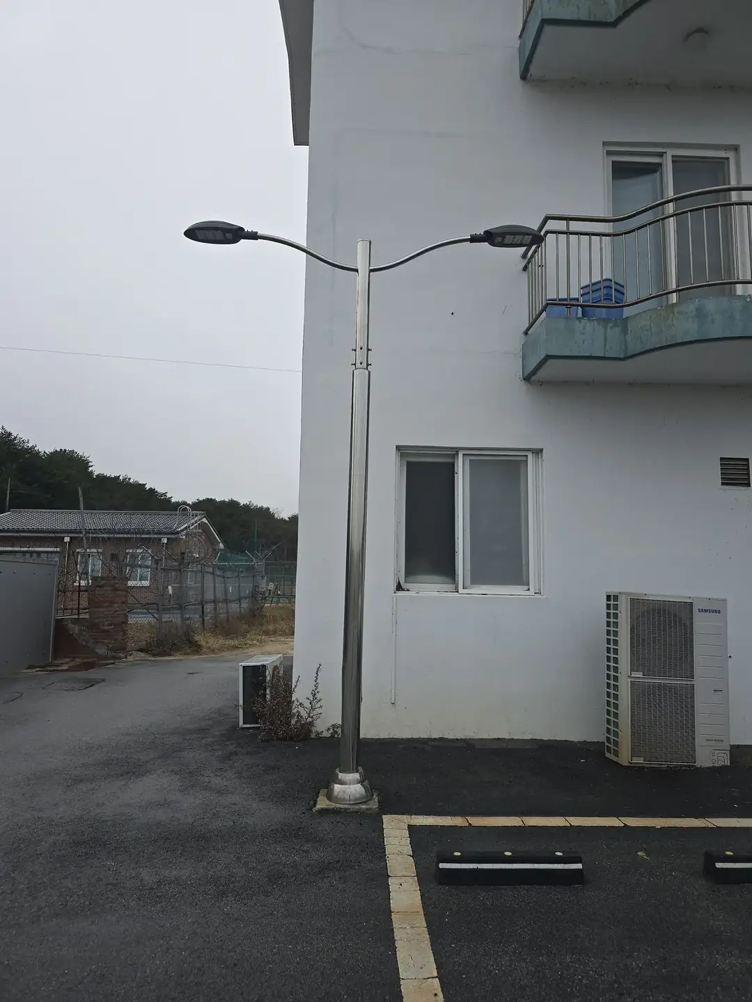 건물 옆 기울어진 위험 기둥