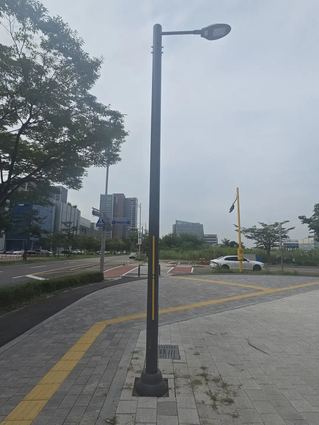 자전거도로 옆 보행로 가로등